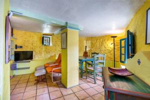 El Nido holiday cottage with pool