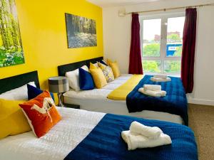 2 Bedrooms Modern Apartment, Lounge, Full Kitchen, Balcony, 5 minutes Stratford Station
