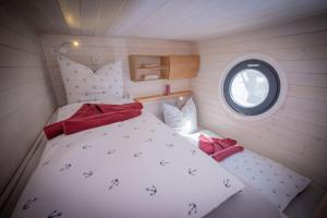 Wohlfühloase Hausboot Redwine Woma
