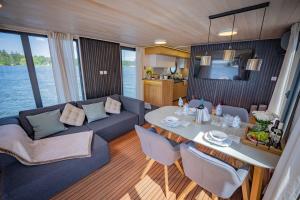 Wohlfühloase Hausboot Redwine Woma