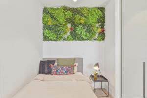 Business suite with skyline view with parking space