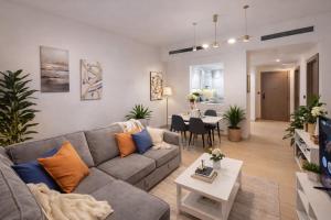 RBE Vacation Homes 1 Bed Smart home in Binghatti Crest JVC