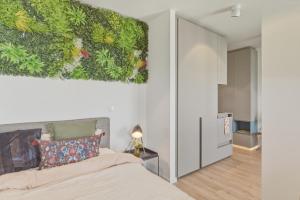 Business suite with skyline view with parking space