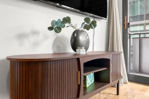 Luxury Fulton Market Condo - Prime Location