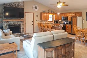 Boat Dock! Lakefront Group Getaway in Eldon