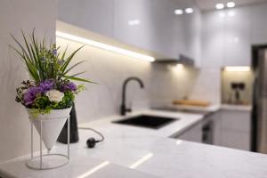 RBE Vacation Homes 1 Bed Smart home in Binghatti Crest JVC