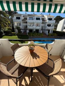 Charmant appartement rénové vue piscine