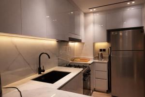 RBE Vacation Homes 1 Bed Smart home in Binghatti Crest JVC