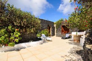La Bodega - House on volcano with a piano