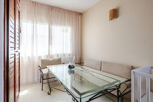 Villa with pool and beach access