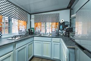 Modern Foldable Container Home Unique Stay Near Pipestem Park