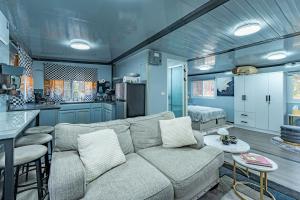 Modern Foldable Container Home Unique Stay Near Pipestem Park