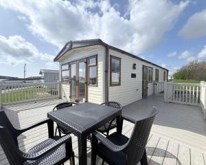 Caravan With A Spacious Decking Area At Sand Le Mere Park, Yorkshire Ref 71062Me