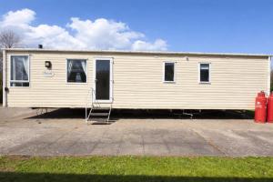 Lovely 6 Berth Caravan At Sand Le Mere, Yorkshire Ref 71011C