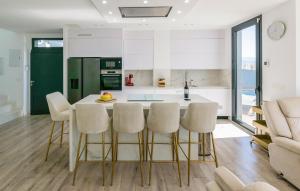 Cozy Home In Torre Del Mar