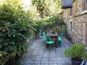 Charming Garden Holiday Home for 6