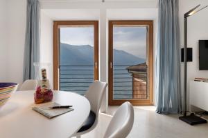 Ca dela Nua front lake