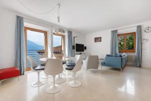 Ca dela Nua front lake