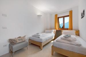 Ca dela Nua front lake