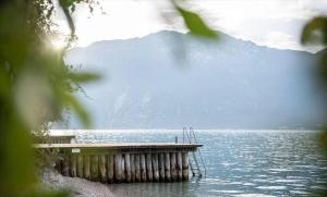 Ca dela Nua front lake