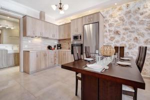 Goudis Suite Irida