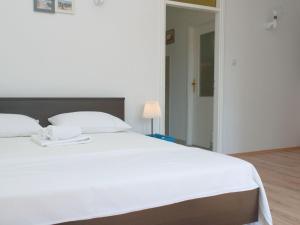 Apartment Stonehouse-pag by Interhome