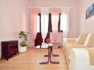 Apartment Charmante Wohnung La-Le by Interhome