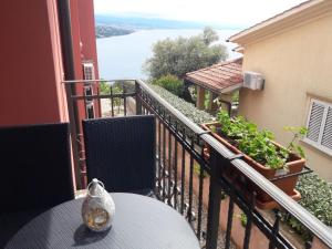 Apartment Wohnung mit Blick auf das Wasser by Interhome