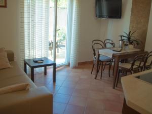 Apartment Modernes Apartment mit großer Terrasse und Grillmöglichkeit by Interhome