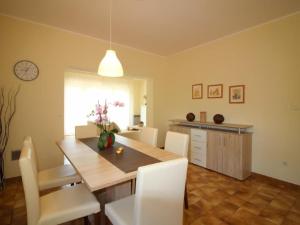 Apartment Tino mit Garten in Strandnähe by Interhome