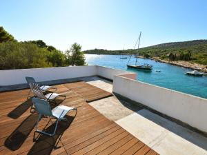 Holiday Home Steinhaus am Meer mit überdachter Terrasse als p by Interhome