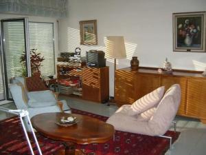 Apartment Freie Sicht auf See und Berge by Interhome