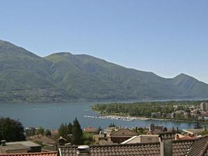 Apartment Freie Sicht auf See und Berge by Interhome