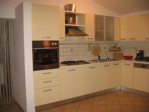 Apartment Große Wohnung in Pješčana Uvala mit Eigenem Balk by Interhome