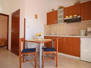 Apartment für 2 Personen in Strandnähe by Interhome