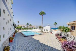 The lighthouse horizon