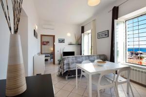 Trilocale in villa vista mare Apt 2