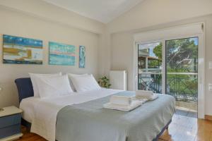 Beach Family Villa in Artemida