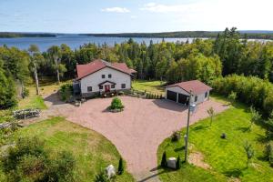 Luxury Cottage Overlooking Bras dOr Lake