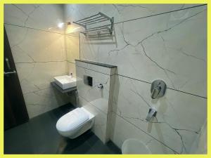 NEAR Mahakal dham TEMPLE Hotel Premium G R Ujjain,Near Mahakaleshwar Jyotirlinga Temple And Railway Station , Fully Air Conditioned Rooms And Wifi , Parking , TOP RATED FAMILY HOTEL IN UJJAIN
