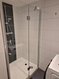 Neue 4Zi Kü Bad Balkon Parknähe 1og