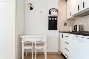 Sunny studio apartment, marina view