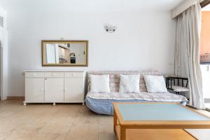 Sunny studio apartment, marina view