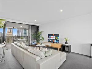 Scenic View 2 Bedroom Apartment - Pools, Gym and Secure Parking
