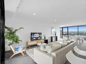 Scenic View 2 Bedroom Apartment - Pools, Gym and Secure Parking