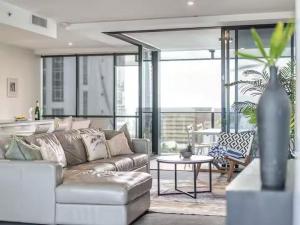 Scenic View 2 Bedroom Apartment - Pools, Gym and Secure Parking
