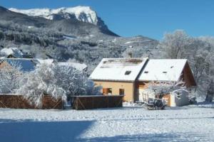 Vue sur embrun lac de serre-ponçon