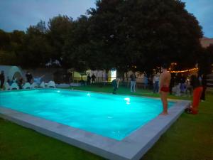 30 people, pool, disco,10 min beach