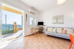 Mountain Retreat Apt with Sea View