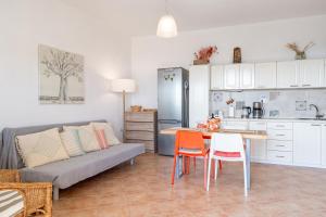 Mountain Retreat Apt with Sea View